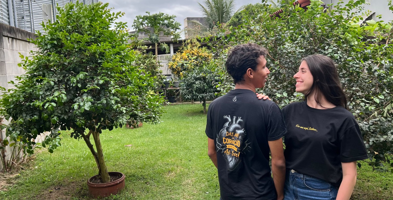 Camily e Thiago usando camisetas Essência Cristã no jardim